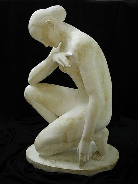 Picture shows a sculpture by Nína Sæmundsson, called Rökkur. The sculpture shows a naked woman kneeling.